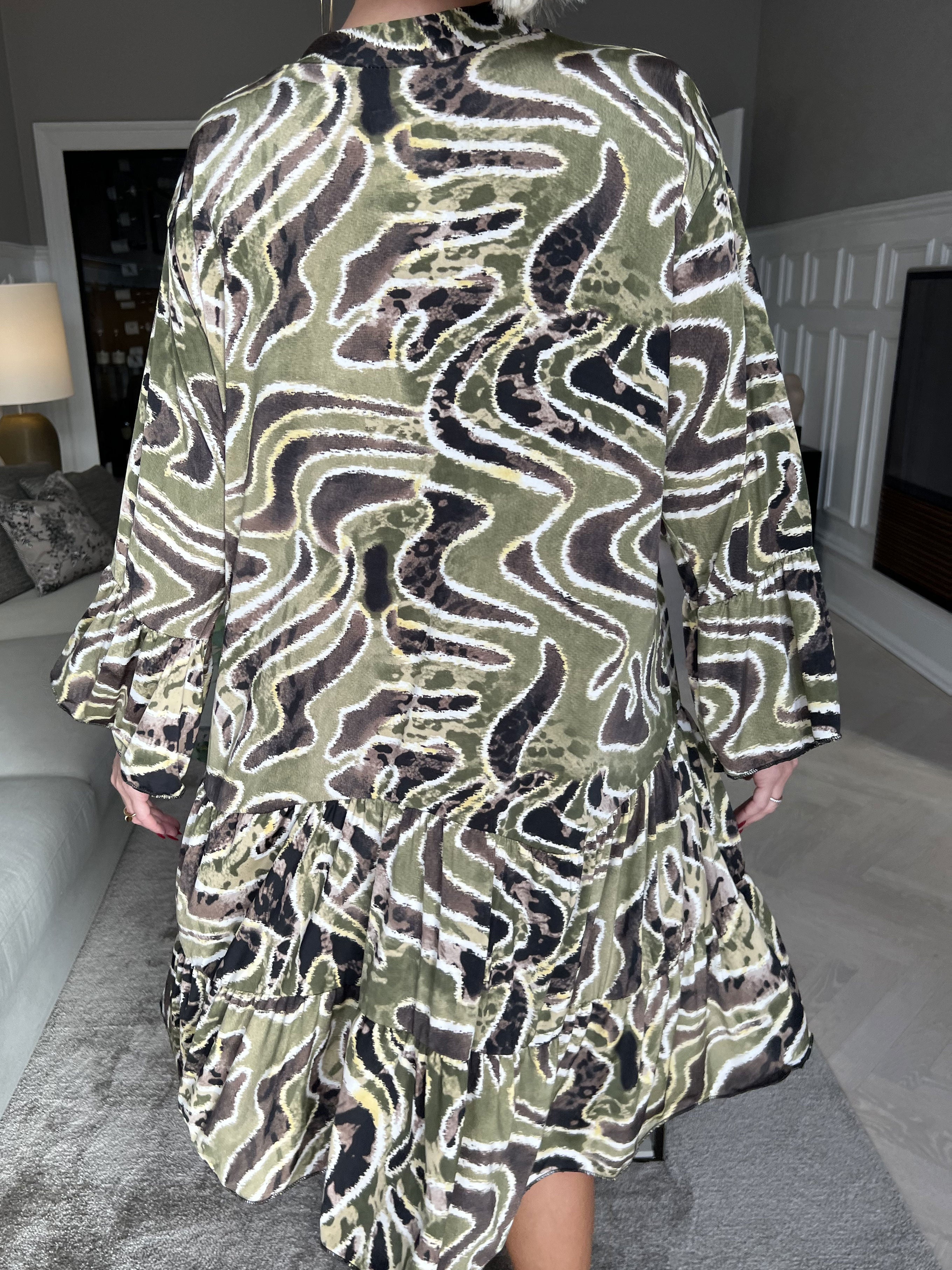 Pauline Pattern - Kjole med v-udskæring og lille flæseskørt